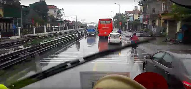 xuat hien clip ghi lai khoanh khac tren xe cuu hoa truoc luc gap nan - 1